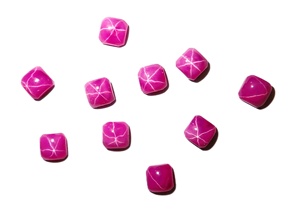 Rubis Étoilé Rouge Carré 4x4 mm 0,7 Carat Créé en Laboratoire Poli Opaque Cabochon avec Effet Étoile à 6 Branches pour la Fabrication de Bijoux - Product Image 6