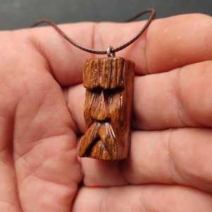 Collar con Colgante Tiki de Madera, Tallado a Mano, Acabado Natural, Joyería Artesanal de Madera Marrón - Product Image 5