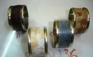 Anillo de servilleta de madera con incrustaciones de resina roja y amarilla, decoración de mesa de boda a precio económico. - Product Image 3