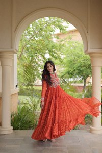 Robe longue en Faux Georgette avec de magnifiques broderies miroir, dorées, en Gota et Zari, séchage rapide, infroissable, protection solaire - Product Image 4