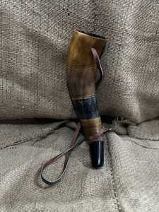 ฮอร์นควายน้ำไวกิ้งทำด้วยมือเป็นมิตรกับสิ่งแวดล้อมพร้อมเข็มขัดหนังสีธรรมชาติแตรเป่าไวกิ้งแกะสลักด้วยมือ: การต่อสู้ยุคกลาง - Product Image 4