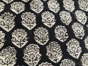 Tela de Algodón Estampada a Mano con Diseño Floral Buti sobre Base Negra |   Textiles Tradicionales de Jaipur - Product Image 4