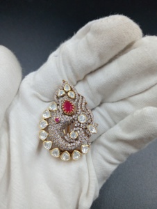 Broche Amaira Jewels Vintage Fleur Paon en Argent 925 avec Rubis Central et Diamant Taille Poire Sertie en Bezel, Bijou de Mariage de Luxe Unisexe - Product Image 2