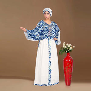 Caftán de Rayón con Estampado Digital Rojo en el Cuerpo, Panel Blanco en Contraste, Detalle de Cintura Ajustable con Lazo y Diseño de Manga Murciélago Relajada - Product Image 3