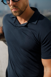 Polo de manga corta para hombre, corte ajustado, color azul marino, informal, de color sólido, transpirable, de punto. - Product Image 3