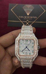 นาฬิกาเพชรหรู Navkar Diamonds ตัวเรือนทรงเหลี่ยม 34 มม. ระบบควอตซ์ หน้าปัดอะนาล็อก กระจกแซฟไฟร์ ประดับเพชรโมอิสซาไนต์ สำหรับทุกเพศ - Product Image 4