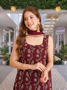 Conjunto de traje Sharara de lujo en Georgette Borgoña con bordado Zari dorado pesado, Kurti corto, Gharara y Dupatta para fiesta de boda india - Product Image 2