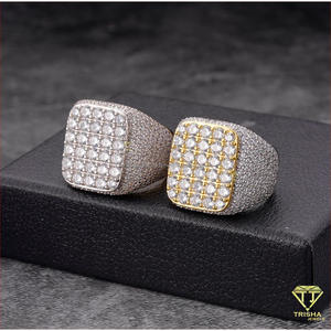 Anillo de lujo de plata 925 con diamante cultivado en laboratorio, de corte cuadrado redondeado, para compradores mayoristas de joyería premium. - Product Image 3