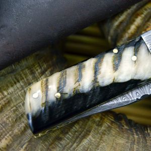 Cuchillo de caza de acero de Damasco con hoja de punta caída, mango de cuerno y perilla para el pulgar, para uso en camping al aire libre - Product Image 6