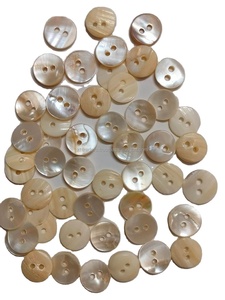 Boutons de couture à 2 trous Boutons en coquillage naturel Couleur Nacre indienne Boutons 10mm ronds - Product Image 3