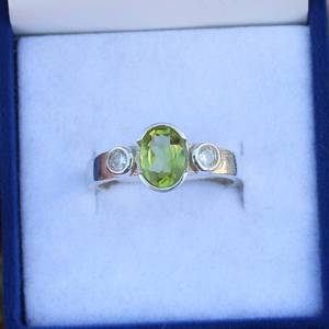Bague délicate en péridot, pierre ovale, argent sterling 925, élégante bague de fiançailles ou de promesse, cadeau pour elle, bijoux - Product Image 4