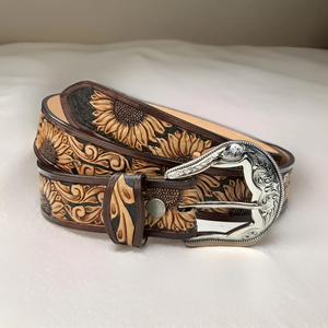Cinturón personalizado con grabado en relieve estilo western para hombre y mujer con hebilla de latón de diseño vaquero ajustable. - Product Image 1