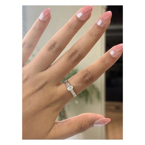Anillo Elegante con Diamante Cultivado en Laboratorio de Corte Ovalado de 0.80 Ct, Engaste de Canal con Baguette, Certificado IGI, Anillo de Lujo para Mujer en Oro de 14K - Product Image 1