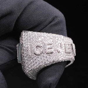 Anillo de Lujo Moissanite King Bling de 0.5 Quilates con Engaste de Plata y Circonitas - Product Image 1