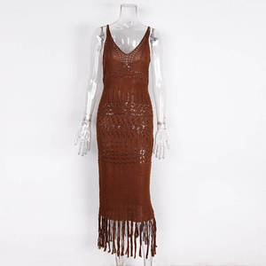Robe midi moulante marron en crochet à col en V avec ourlet à pompons, sans manches, ajourée, tricotée, pour femme, fournisseur pakistanais - Product Image 1