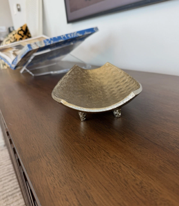 Plateau rectangulaire incurvé avec pieds, plat décoratif central en aluminium moulé ou en laiton, finition dorée texturée en laiton embossé - Product Image 2