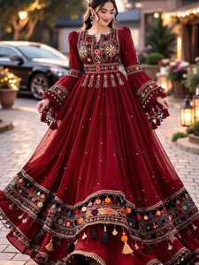 Robe de bal rouge vintage avec broderie à la main, manches évasées à pompons, taille naturelle, col rond, style bohème, en satin, coupe trapèze - Product Image 5