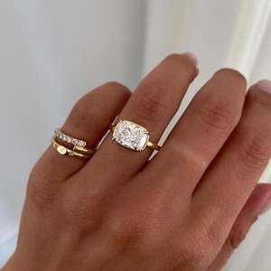 Bague de fiançailles solitaire en or avec diamant de laboratoire allongé taille coussin de 3,08 carats, sertie en clos, certifiée IGI, tendance, couleur E - Product Image 5