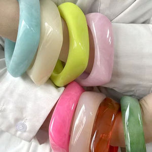 Bijoux en résine au design unique pour femmes, à porter au quotidien, bagues de main larges en acrylique géométrique irrégulier, manchettes de poignet épaisses et colorées - Product Image 1