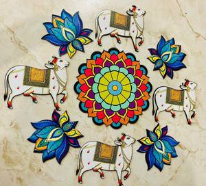 Pooja Mandir, Tapis de placement artistique en bois MDF pour Rangoli Pichwai Vache Sacrée, Décoration Festive Diwali, Ensemble artisanal Lotus de 14 pouces - Product Image 3