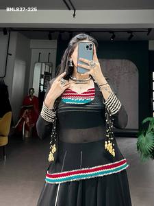 Nuevo Conjunto de Lehenga, Blusa y Túnica con Estampado Geométrico Uniforme y Detalles de Conchas de Cauri, Proveedor Indio - Product Image 6
