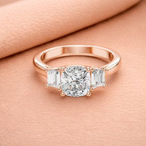 Anillo de Compromiso Clásico de Oro Amarillo con Diamante de Corte Brillante Redondo y Diamantes Laterales, Joyería para Mujer - Product Image 1