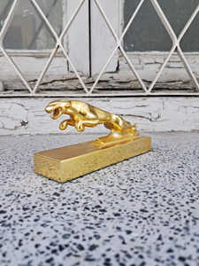Sencillo, Sólido y Sofisticado – Pisapapeles de Latón con Figura de Guepardo Hecho a Mano para Escritorios Modernos - Product Image 2