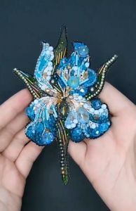 Broche Bordado Exclusivo con Cuentas, Joyería de Diseño Hecha a Mano, Regalo para Mujer - Product Image 3