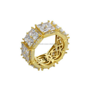 Anillo de Plata 925 de Primera Calidad con Diamante Cultivado en Laboratorio, Diseño Geométrico Cuadrado y Detalle Central Brillante - Product Image 1