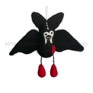 Guirlande miniature noire personnalisée en laine feutrée petite chauve-souris accessoire de fête d'Halloween et ensemble de décorations murales suspendues de Noël - Product Image 4