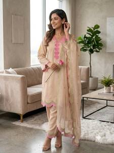 Conjunto Indio-Pakistaní Bordado en Rosa Beige, Túnica Ligera, Pantalones Palazzo y Dupatta de Tela de Red, para Fiestas y Bodas - Product Image 2