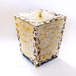 Exclusivo organizador de oficina con diseño de conchas marinas y motivos artísticos de mosaico que combina estética y utilidad. - Product Image 1