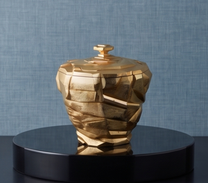 Boîte de rangement de luxe en métal doré à facettes pour fruits secs et dates, avec couvercle et texture géométrique effet pierre taillée - Product Image 4