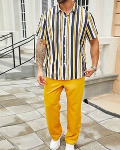 Conjunto de Camisa de Manga Corta a Rayas y Pantalones Amarillos para Hombre, Atuendo Casual de Verano, Cuello Camisero, Traje de Dos Piezas con Patrón Tejido - Product Image 1