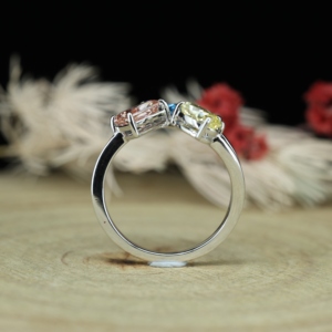 Anillo de Plata de Ley 925 con Diseño Único Romántico de Moissanita con Engaste de Garras en Forma de Corazones - Product Image 5