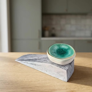 Bol en céramique bleu sarcelle avec bord doré sur support en bois pour décoration de table - Product Image 3