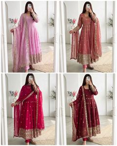 Conjunto de Vestido Anarkali, Pantalón y Dupatta de Diseño Moderno, en Seda Fendy con Bordado y Lentejuelas, Disponible en Grandes Cantidades - Product Image 6