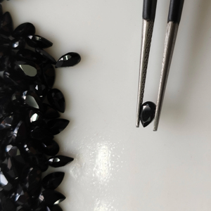 Espinela Negra Natural, Corte Pera de 5x3MM, Gema Suelta de la Mejor Calidad para Joyería - Product Image 2