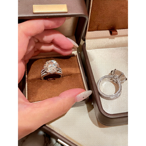 Anillo de Compromiso de Lujo para Mujer con Diamante Redondo Creado en Laboratorio, con Tecnología de Incrustación de Puntas, por Abbott - Product Image 4