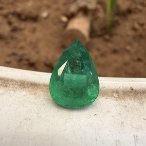 Esmeralda Zambiana Natural Genuina de 3.28 Quilates, Corte Pera Verde Vibrante, Gema Preciosa Suelta para Joyería de Diseño - Product Image 4