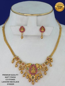 Ensemble de colliers de mariée traditionnels indiens |   Bijoux en alliage plaqué or Kundan, perles vertes, perles d'imitation assorties - Product Image 2