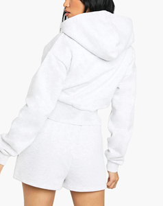 Ensemble 2 pièces surdimensionné pour femme, style épaules tombantes, personnalisable avec logo 3D en relief, comprenant un sweat à capuche court zippé et un short, pour OEM/ODM. - Product Image 4
