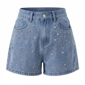 Shorts en jean pour hommes avec logo personnalisé et clous en strass, shorts décontractés à taille haute pour marques de boutiques - Product Image 1