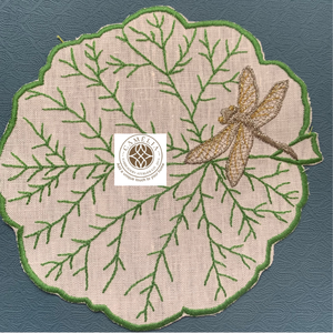 Serviette de cocktail en lin avec libellule dorée et branches vertes délicates, apportant un léger charme botanique à la table. - Product Image 1