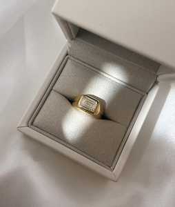 Anillo de compromiso de diamante cultivado en laboratorio de corte radiante de 2 quilates, engaste de bisel, solitario, banda ancha cónica tipo cigarro, oro de 14K, precio de fábrica B2B - Product Image 3