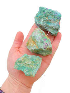 หินฟุชไซต์ทับทิมธรรมชาติขายดีที่สุด หินดิบสำหรับการทำเรอิกิ การบำบัด การทำสมาธิ หินขัดเงาสำหรับเสริมฮวงจุ้ยเรื่องความรัก - Product Image 2