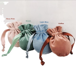 Petit sac à bijoux en velours avec broderie, doublure en coton biologique et fermeture à cordon - Sac cadeau robuste et doux pour bijoux de femme - Product Image 3