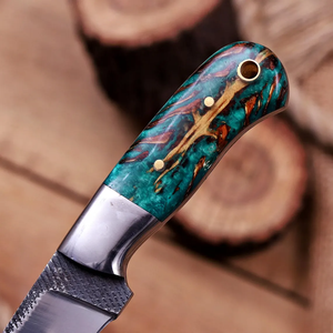 Couteau à dépecer personnalisé en acier Damas et acier au carbone avec manche en résine de cône de pin, lame fixe, couteau à dépecer avec étui en cuir - Product Image 4