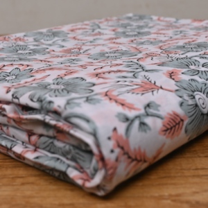Tela de Algodón con Estampado Floral Gris sobre Base Blanca, Diseño Tradicional, Suave, 100gsm, Tejido, Motivo Botánico Rosa para Vestidos de Niñas - Product Image 2