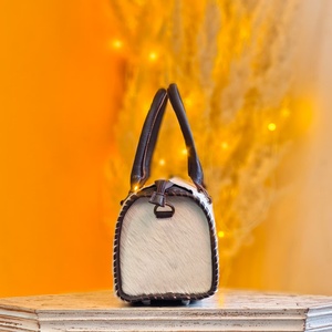 กระเป๋าเดินทางหนังแท้ทำมือ 100% รุ่นมินิสปีดดี้ ประดับหินเทอร์ควอยซ์และขนสัตว์ สำหรับผู้หญิง - Product Image 4